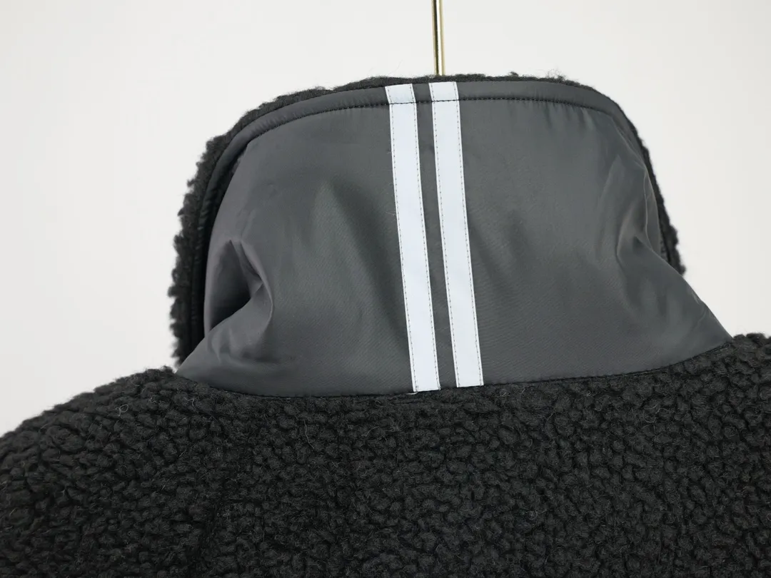 P620 Canada Goose/Canada Goose Lambswool Zip Stand Collar Sweatshirt Simcoe Lambswool Zip Jacket is made of Kind artificial long-hair sherpa. Our new generation of wool fleece helps keep the earth cold and the people on it warm. It features dropped shoulders, a high collar and an adjustable waist hem with internal drawstrings. Standard embroidery color label; top-quality goose Simcoe lambskin color: apricot black size: S M L